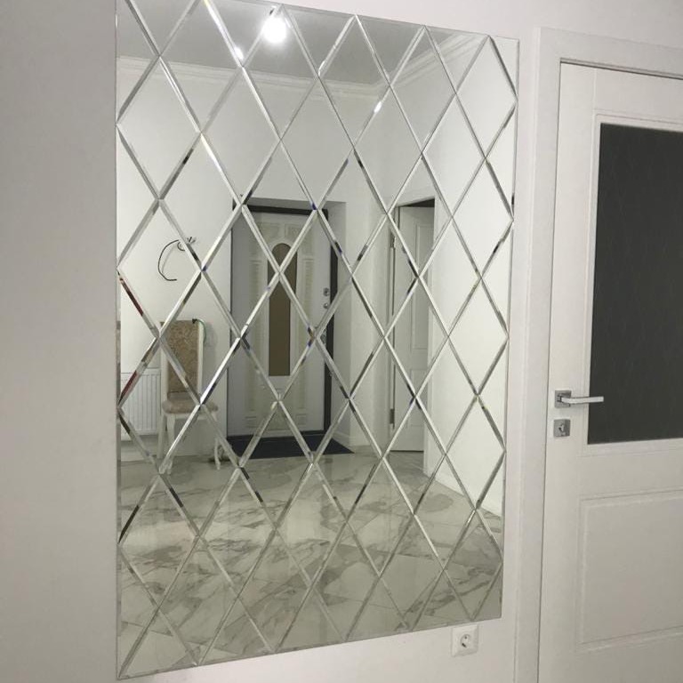 Проект Зеркальное панно в белом холле фото проекта